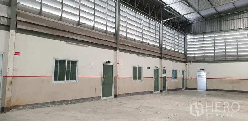 คลังสินค้า ให้เช่าในLam Luk Ka, Pathum Thani - ผนังด้านในมีประตูและหน้าต่างหลายบาน พร้อมช่องลมเหนือผนัง