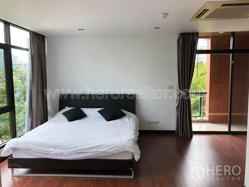 คอนโด ให้เช่าหรือขายในWatthana, Bangkok - ห้องนอนมาสเตอร์มุมห้อง พื้นไม้ หน้าต่างกว้าง และประตูออกสู่ระเบียง