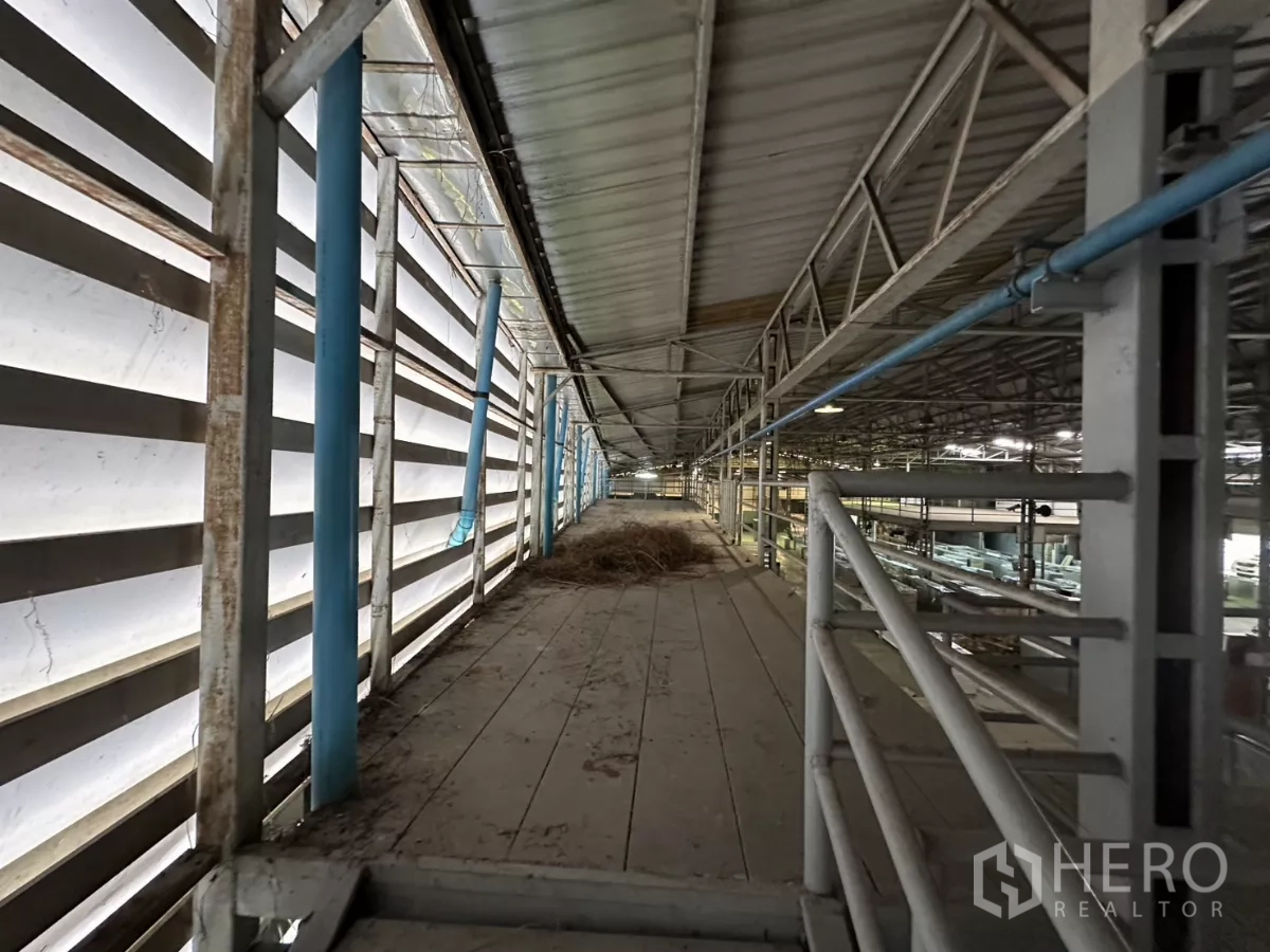 คลังสินค้า ให้เช่าในYan Nawa, Bangkok - ทางเดินข้างอาคาร ผนังบานเกล็ด พร้อมท่อสีน้ำเงิน