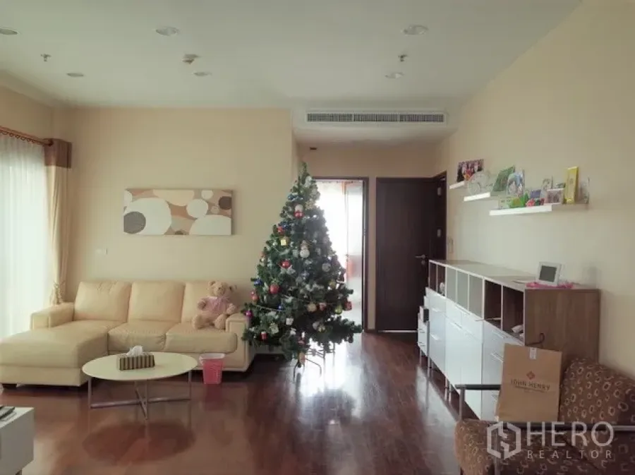 คอนโด ขายในWatthana, Bangkok - ห้องนั่งเล่นสว่าง พื้นไม้ โซฟาเข้ามุม และต้นคริสต์มาสในคอนโดโซนทองหล่อ