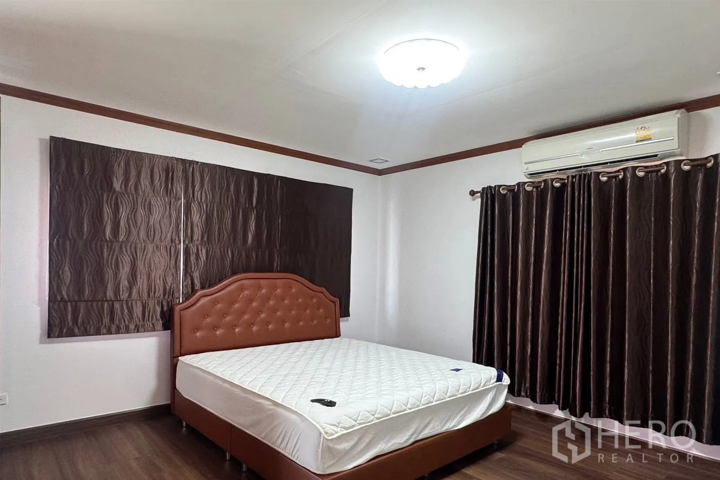 บ้าน for rent in Bang Phli, Samut Prakan - ห้องนอนกว้างพร้อมเตียงบุหนัง ผ้าม่านทึบ และเครื่องปรับอากาศ