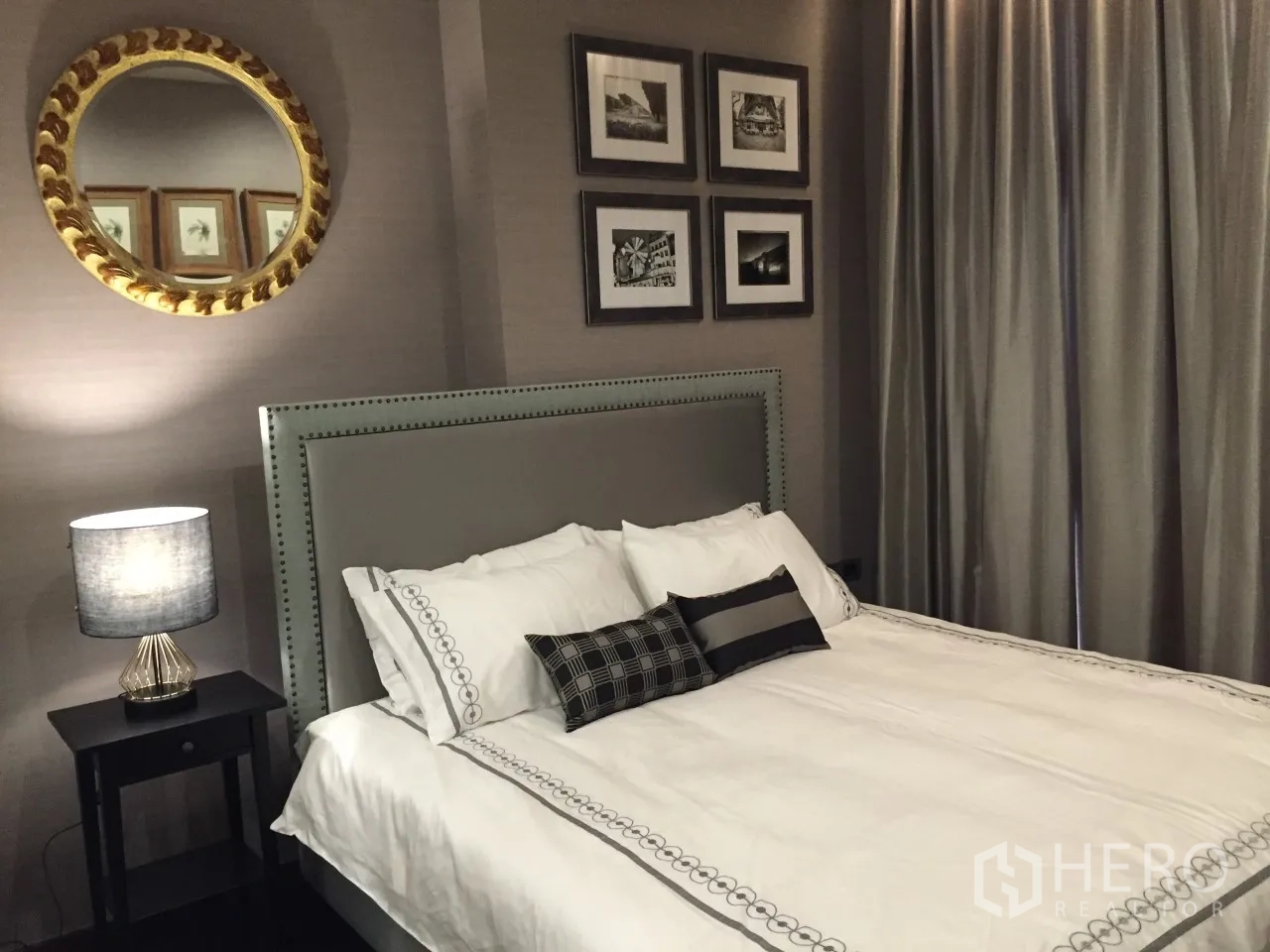 公寓 出租在Watthana, Bangkok - 澎蓬公寓卧室，软包床头、墙面装饰与圆形镜，氛围柔和。