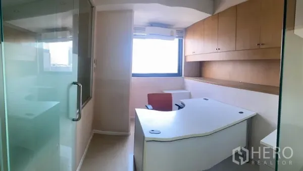 办公空间 出租在Din Daeng, Bangkok - 主管办公室，带吊柜与书桌，窗边自然采光充足。