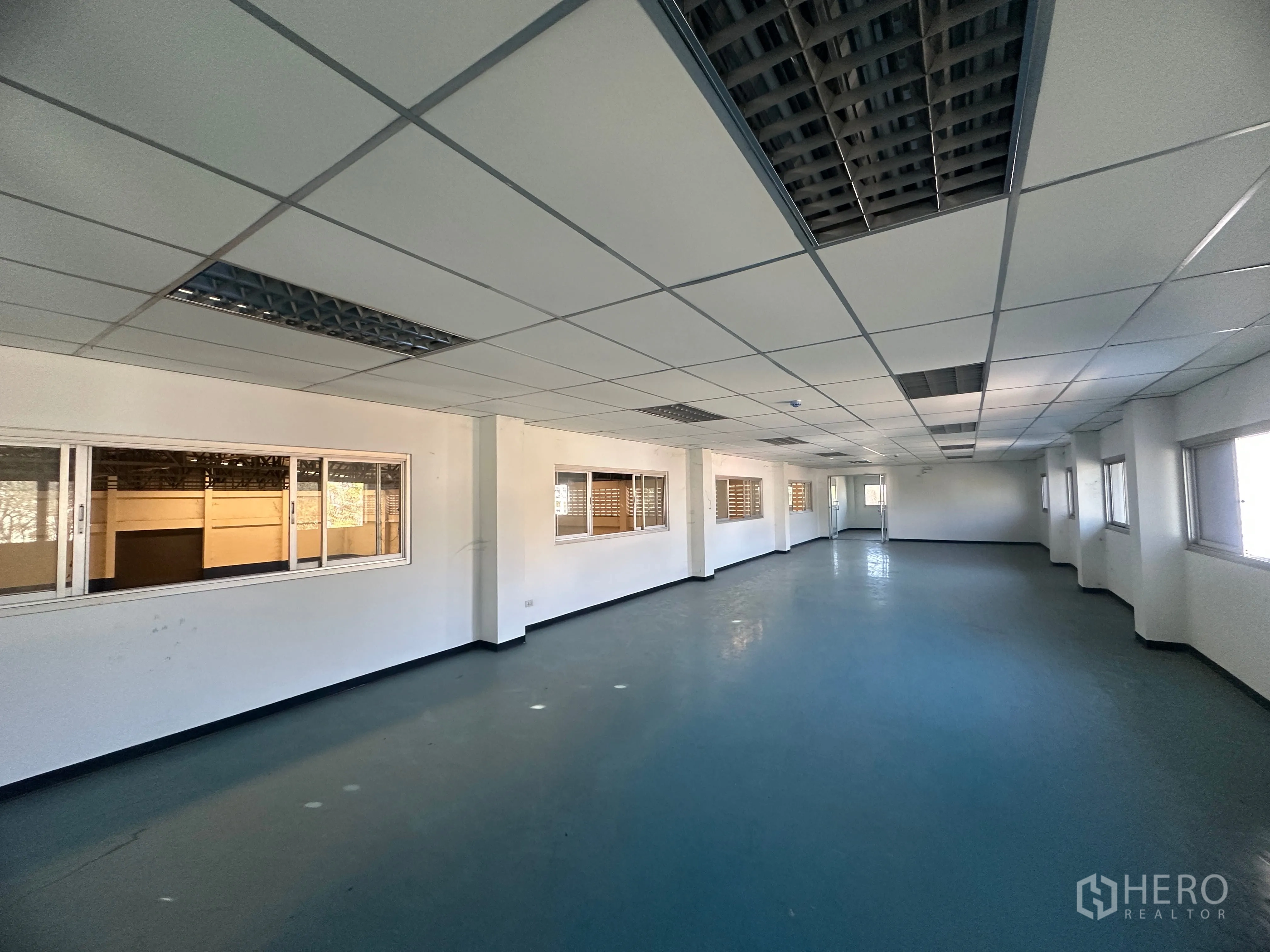 โรงงาน for rent in Bang Pa-in, Phra Nakhon Si Ayutthaya - ห้องสำนักงานชั้นบนมีหน้าต่างมองเห็นพื้นการผลิตและเพดานแขวน