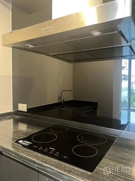 คอนโด ให้เช่าในWatthana, Bangkok - ครัวบิวท์อินเตาไฟฟ้าและเครื่องดูดควันสแตนเลส พร้อมแบ็กสแปลชกระจก