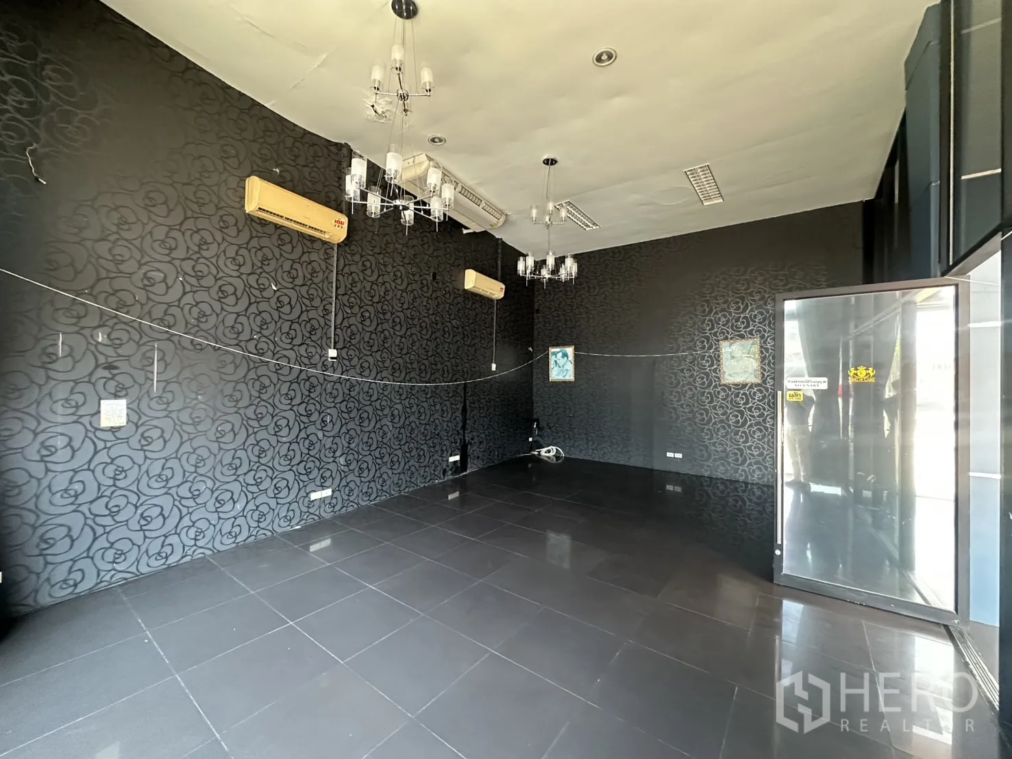 展厅 for rent in Suan Luang, Bangkok - 大办公室，纹理墙纸与多台空调。