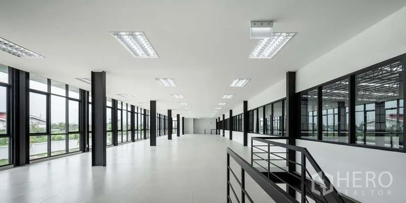 คลังสินค้า ให้เช่า - ออฟฟิศชั้นสองแบบโอเพ่นสเปซ กระจกบานกว้างมองเห็นพื้นที่โกดัง