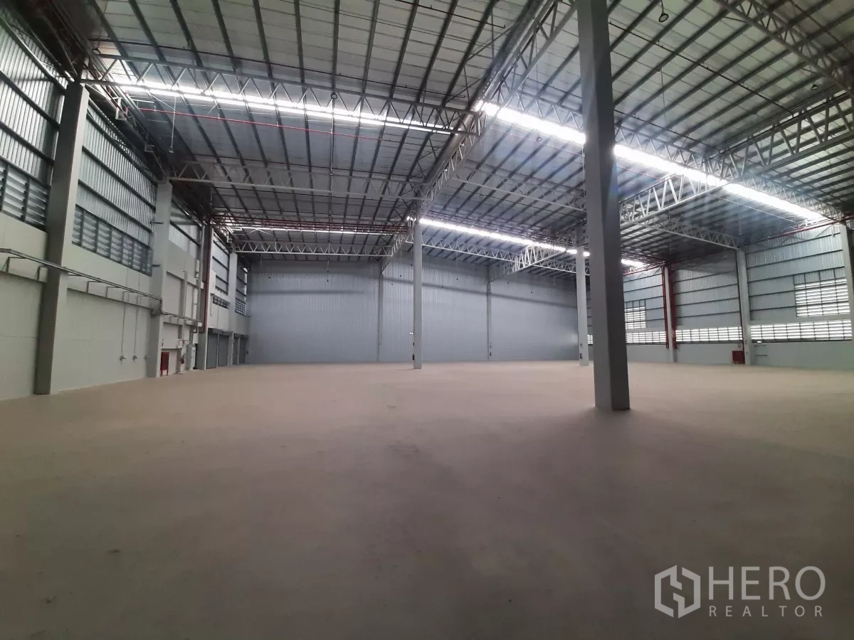 Factory for rent in Bang Lamung, Chon Buri - Large industrial hall with generous clear height and skylights for natural lighting.