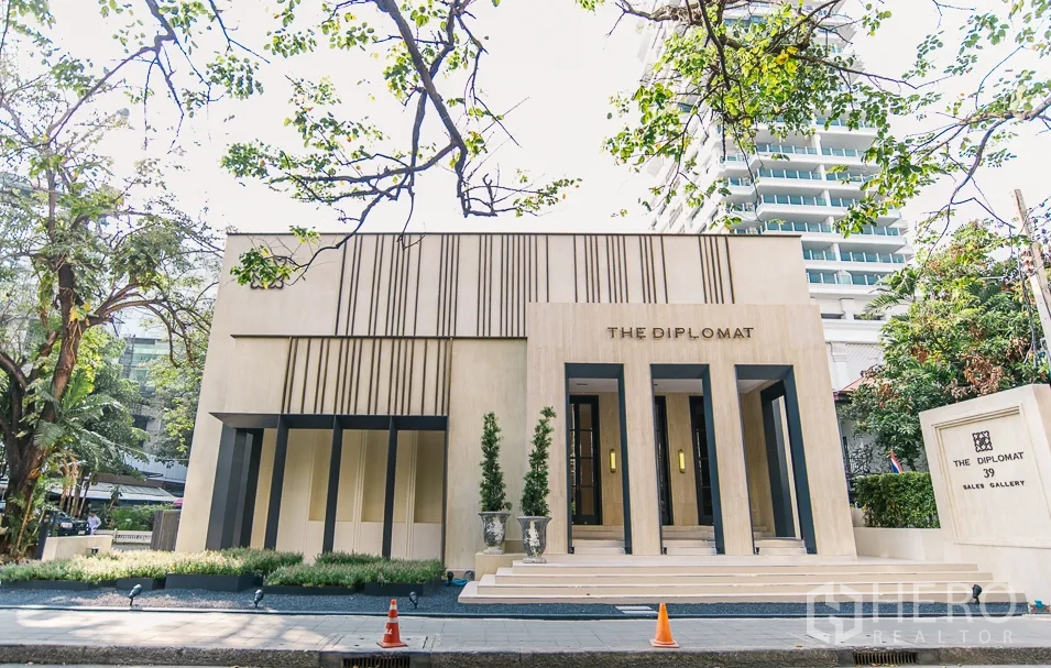 Condominium for rent or sale in Watthana, Bangkok - Condominium entrance with modern architecture and landscaped frontage.