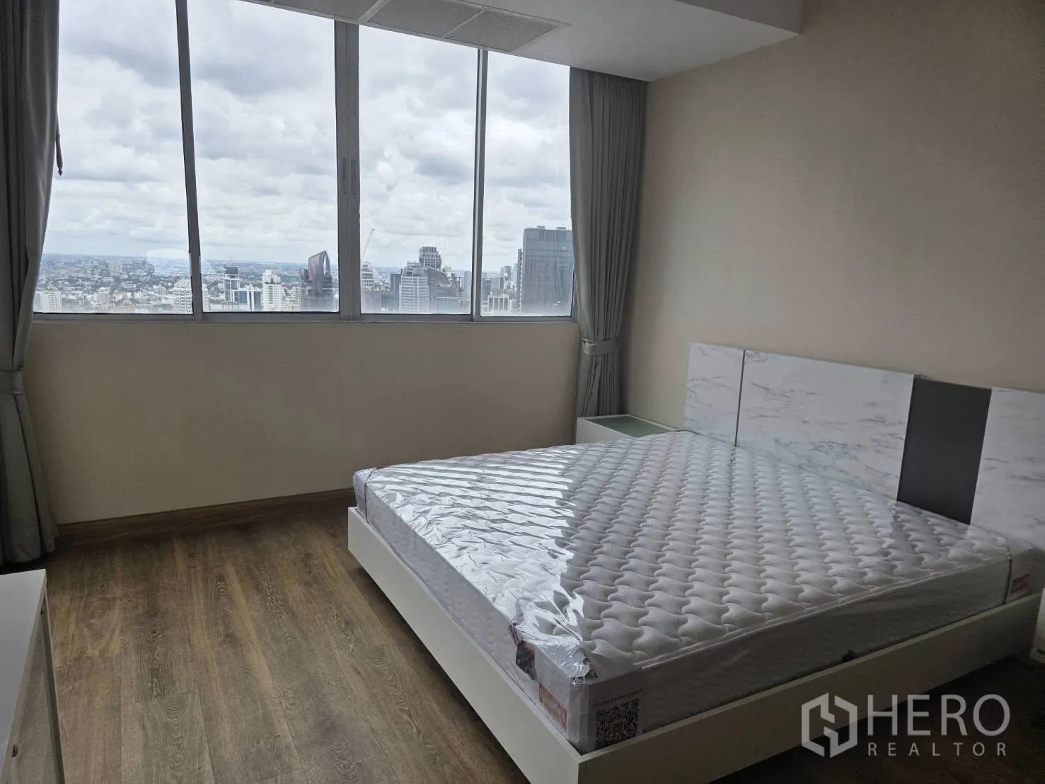 คอนโด ให้เช่าในKhlong Toei, Bangkok - ห้องนอนเตียงคิงส์ เฮดบอร์ดลายหินอ่อนและหน้าต่างบานกว้าง