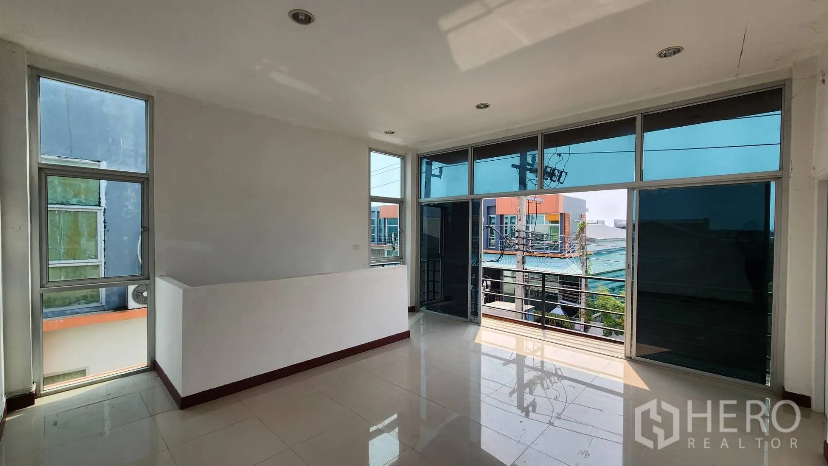 คลังสินค้า ให้เช่าในBang Khun Thian, Bangkok - สำนักงานชั้นสองเชื่อมระเบียง กระจกบานใหญ่