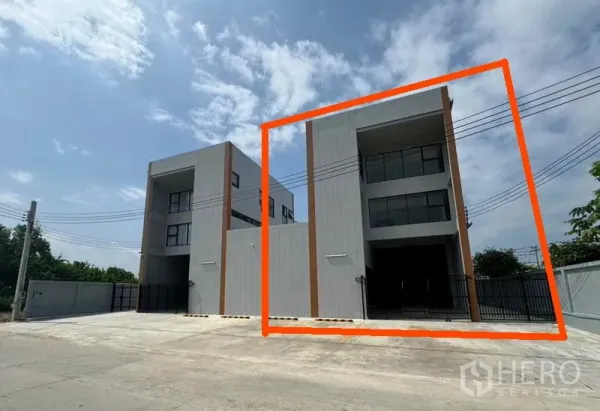 工厂 出租或出售在Bang Bua Thong, Nonthaburi - 现代三层工厂正立面，带大门，右侧单元标示。