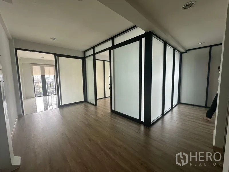 สำนักงานที่บ้าน ให้เช่าในSuan Luang, Bangkok - โซนสำนักงานกั้นห้องกระจกหลายห้อง เชื่อมสู่ประตูกระจกออกระเบียง