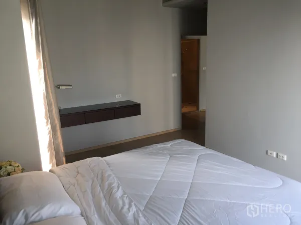 คอนโด ให้เช่าในBangkok - ห้องนอนหลักพร้อมชั้นวางลอยและทางเข้าห้องน้ำในตัว