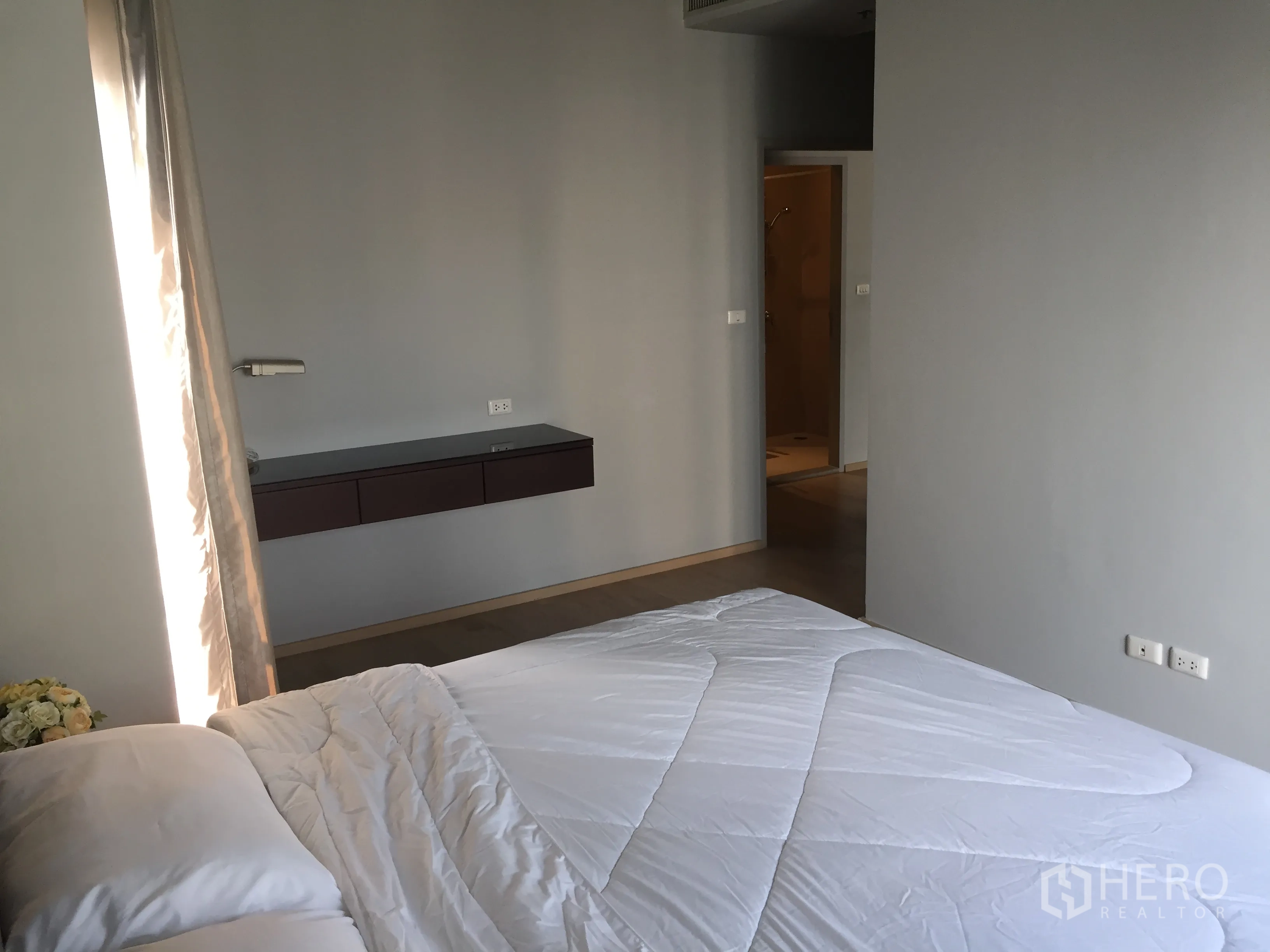 คอนโด ให้เช่าในBangkok - ห้องนอนหลักพร้อมชั้นวางลอยและทางเข้าห้องน้ำในตัว