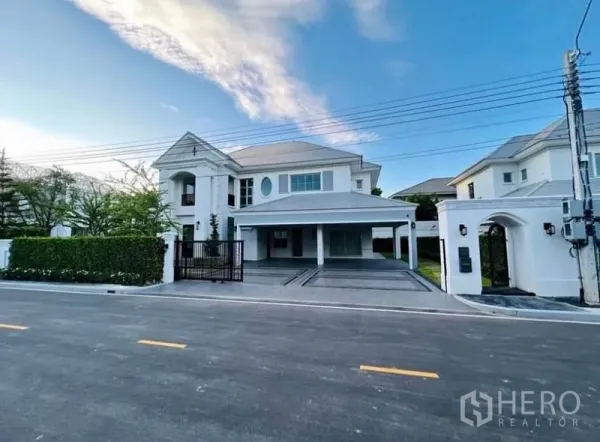 บ้าน ให้เช่าหรือขายในWatthana, Bangkok - บ้านเดี่ยวสองชั้นสไตล์โมเดิร์น มีกำแพงรั้วและที่จอดรถในซอยเงียบ วัฒนา กรุงเทพฯ