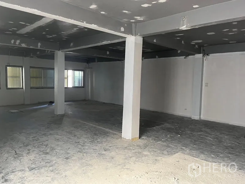 零售空间 出租在Pathum Wan, Bangkok - 宽敞零售区，两侧采光窗与混凝土地面。