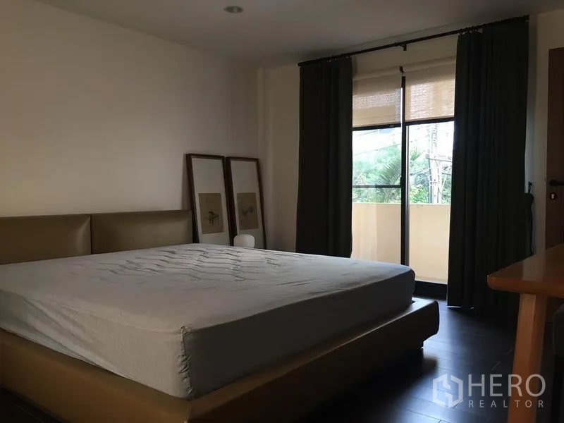 ทาวน์เฮาส์ ให้เช่าในKhlong Toei, Bangkok - ห้องนอนใหญ่ เตียงขนาดใหญ่ พร้อมทางออกสู่ระเบียงและผ้าม่านทึบ