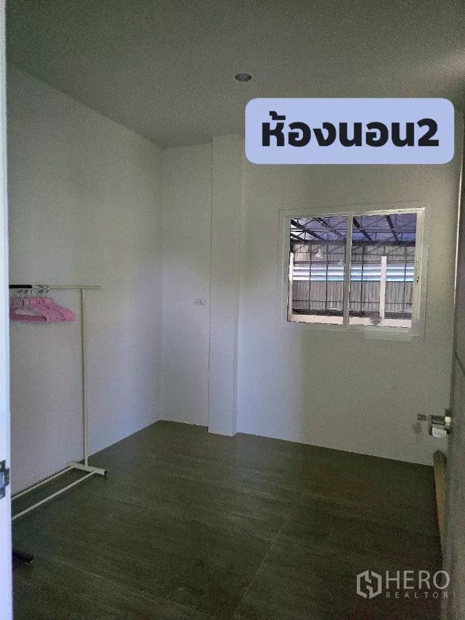 คลังสินค้า ให้เช่าหรือขายในKhlong Toei, Bangkok - ห้องนอน 2 ขนาดกะทัดรัด มีหน้าต่างและราวแขวนเสื้อผ้า