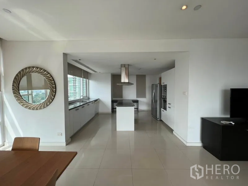 คอนโด ให้เช่าในWatthana, Bangkok - ครัวสไตล์โมเดิร์นแบบเปิด มีไอส์แลนด์ เครื่องดูดควัน ตู้เย็นสองประตู และเคาน์เตอร์ยาว