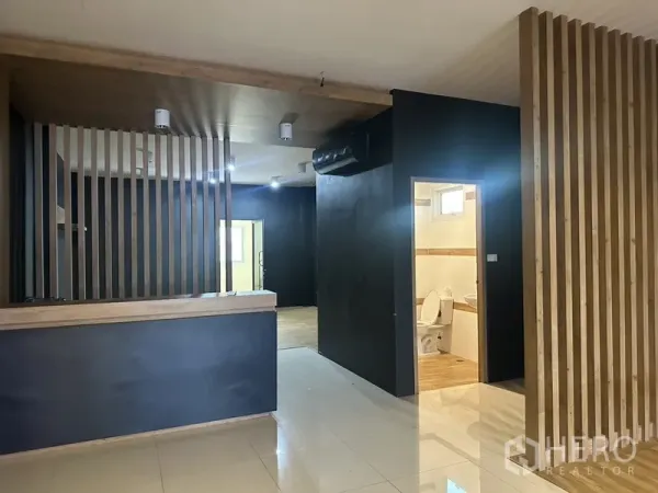 สำนักงานที่บ้าน ให้เช่าในPhra Khanong, Bangkok - เคาน์เตอร์ต้อนรับและโซนสำนักงานกั้นห้อง มีประตูห้องน้ำใกล้เคียง