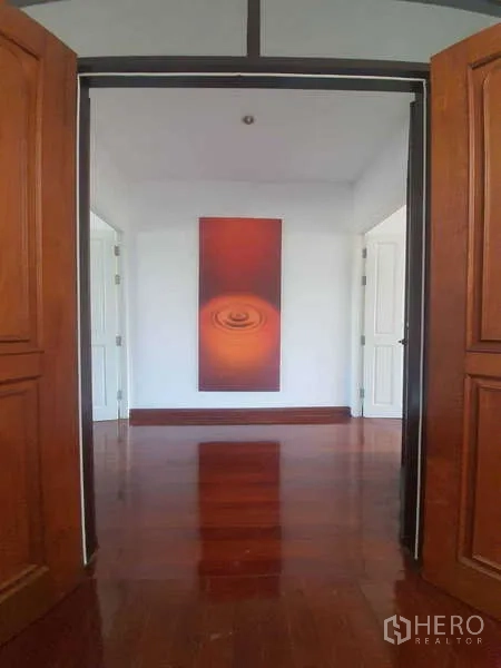 ทาวน์เฮาส์ ให้เช่าในKhlong Toei, Bangkok - ประตูไม้บานคู่เปิดสู่โถงชั้นบนพื้นไม้เงา