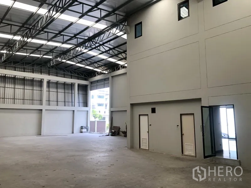 Factory for rent or sale in Bang Bua Thong, Nonthaburi - Spacious production hall with internal office rooms and large access opening.