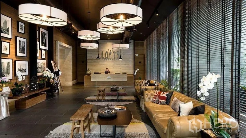 คอนโด ให้เช่า - ล็อบบี้คอนโดสไตล์โมเดิร์น เคาน์เตอร์ต้อนรับ โซฟาหนัง และโคมไฟแขวนดีไซน์