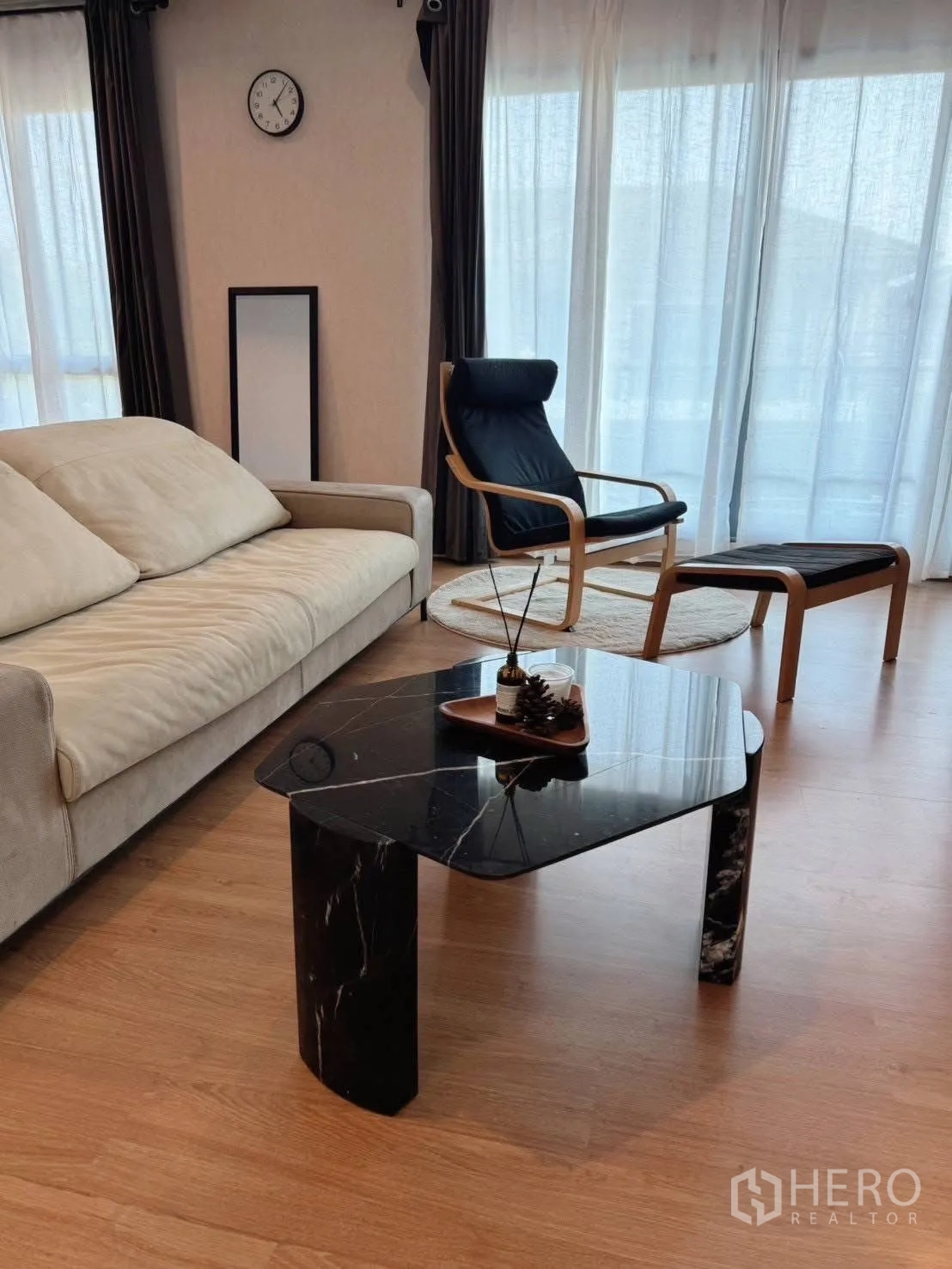 Detached House for rent or sale in Suan Luang, Bangkok - Sitting area with sofa, lounge chair and black marble coffee table.