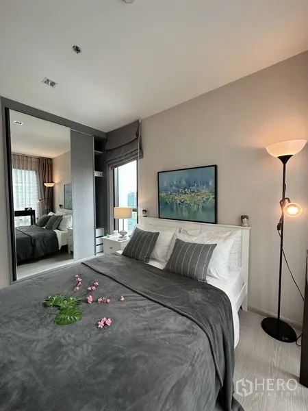 คอนโด ให้เช่าหรือขายในKhlong Toei, Bangkok - ห้องนอนที่สอง เตียงพร้อมภาพศิลป์และตู้เสื้อผ้าบานกระจก