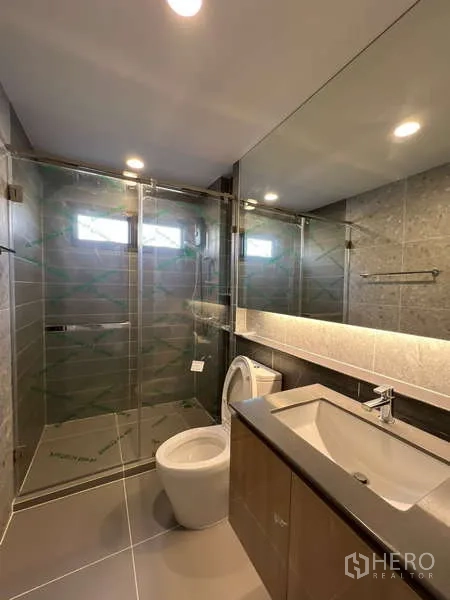 บ้าน ให้เช่าในBang Kapi, Bangkok - ห้องน้ำร่วมสมัย กระจกบานยาว เคาน์เตอร์ลอย และตู้กระจกกั้นอาบน้ำ