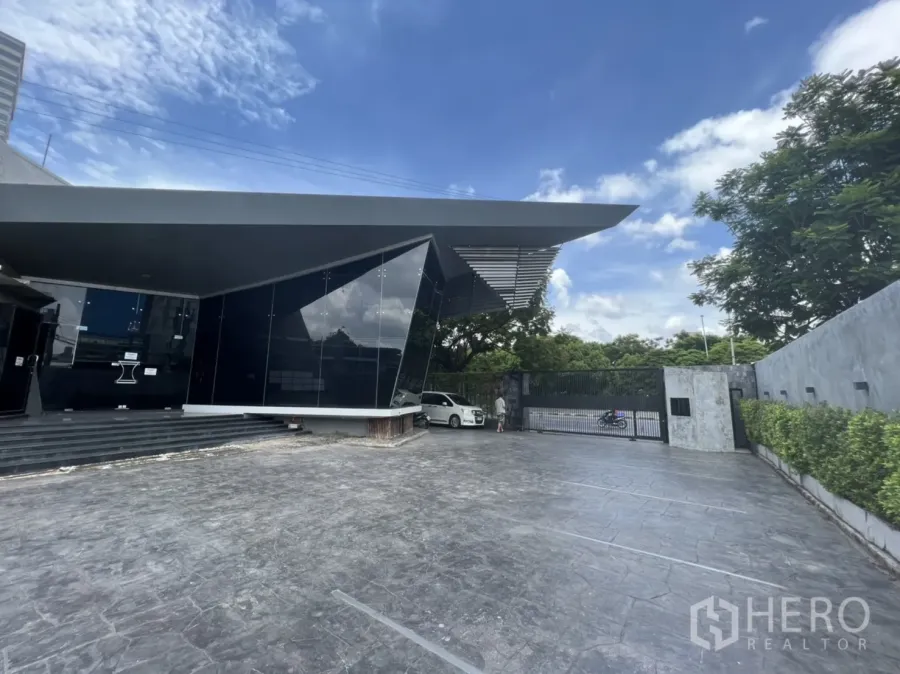 พื้นที่ขายปลีก ให้เช่าในSathon, Bangkok - อาคารกระจกสีดำทันสมัยพร้อมลานกว้างและทางเข้าแบบมีประตู