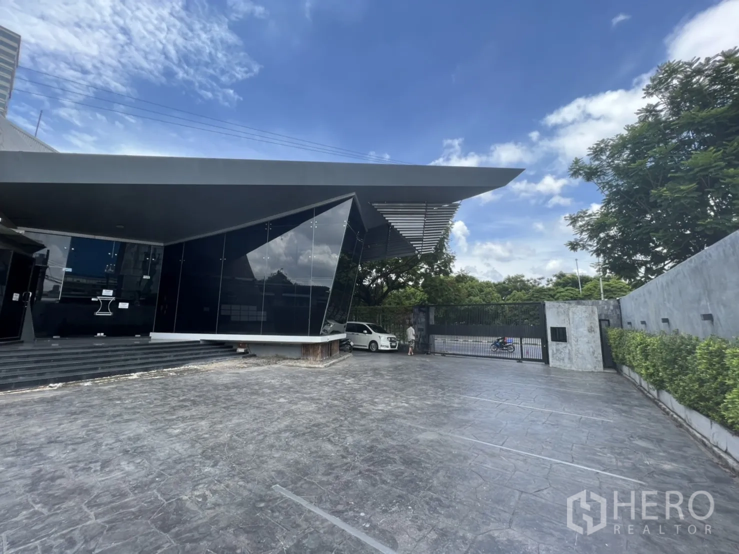 พื้นที่ขายปลีก ให้เช่าในSathon, Bangkok - อาคารกระจกสีดำทันสมัยพร้อมลานกว้างและทางเข้าแบบมีประตู