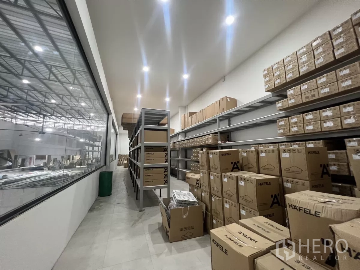 คลังสินค้า ให้เช่าหรือขายในLat Krabang, Bangkok - โถงเก็บสินค้าแบบยาว มีชั้นวางและกล่องสต็อกจำนวนมาก