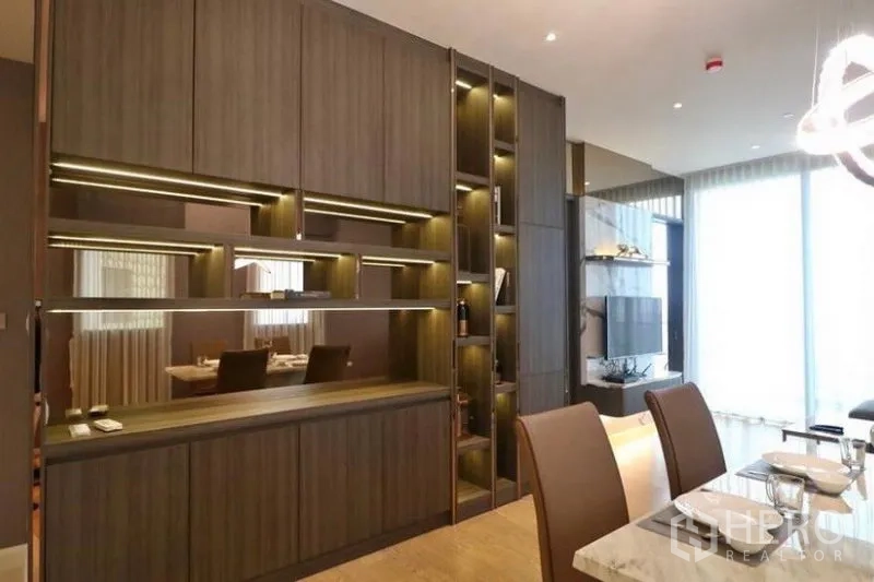 คอนโด ให้เช่าในKhlong San, Bangkok - ตู้บิลต์อินลายไม้พร้อมชั้นวางและไฟส่องสว่าง มุมทานอาหารและมุมนั่งเล่นทีวีริมหน้าต่างบานใหญ่