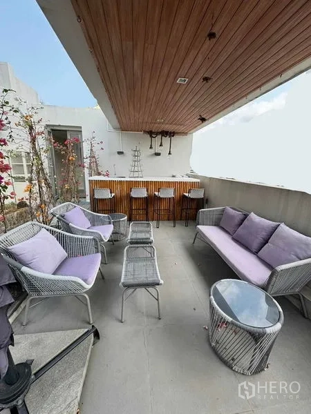 ทาวน์เฮาส์ ให้เช่าในWatthana, Bangkok - บาร์ดาดฟ้าพร้อมหลังคา เก้าอี้สตูล และชุดนั่งเล่นกลางแจ้ง.