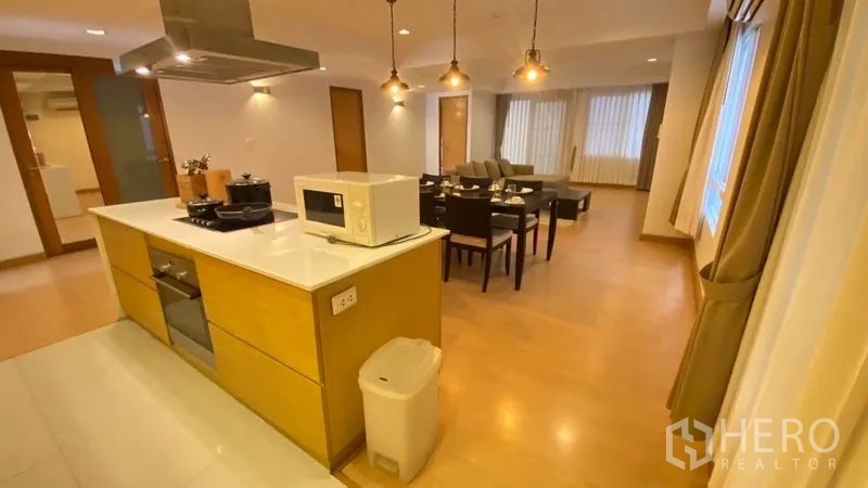 公寓 出租 - 开放式厨房带中岛与吊灯，连接餐区与木地板客厅。