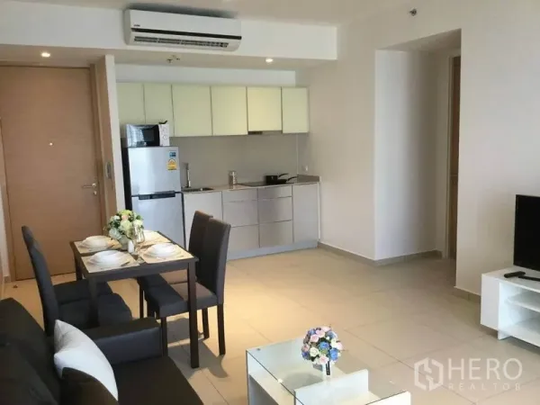 คอนโด ให้เช่าในWatthana, Bangkok - พื้นที่นั่งเล่นแบบเปิดเชื่อมครัว พร้อมโต๊ะทานข้าวสำหรับสี่ที่นั่งและตู้เย็น