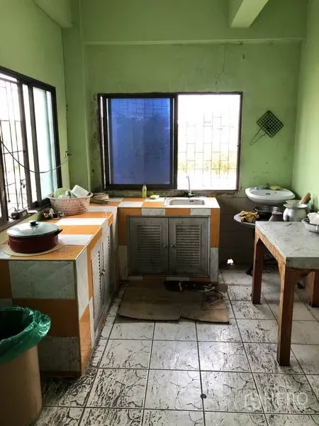 货栈 出租在Nonthaburi - 员工厨房，瓷砖操作台与水槽，带防盗窗与地砖。