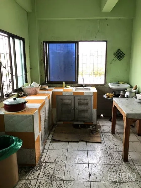 货栈 出租在Nonthaburi - 员工厨房，瓷砖操作台与水槽，带防盗窗与地砖。
