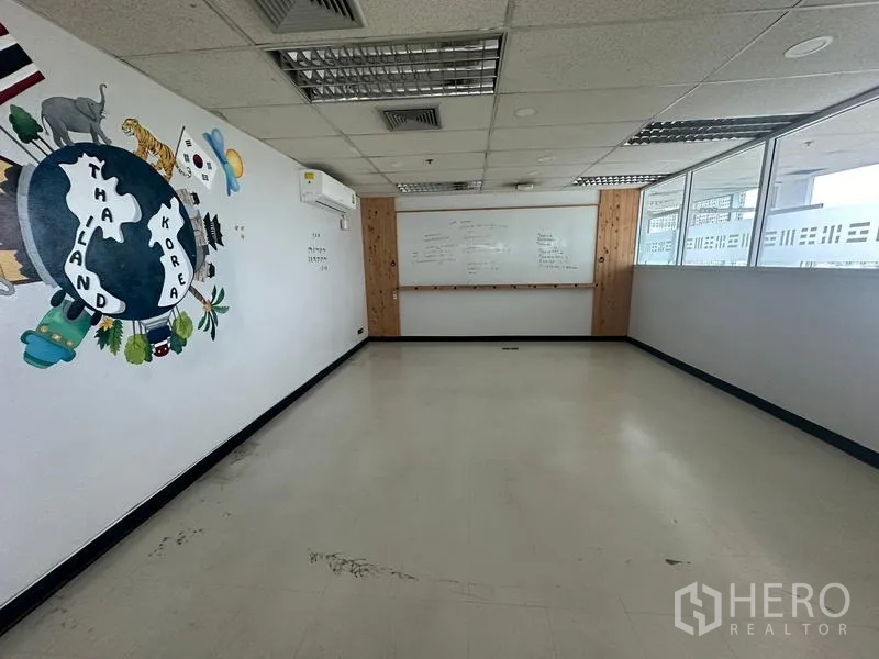 สำนักงาน ให้เช่า - มุมมองห้องฝึกอบรม แสดงผนังกระจกครึ่งบาน ไวท์บอร์ด และช่องลมแอร์ฝ้า