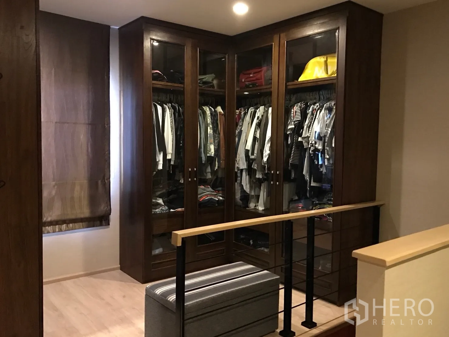 ทาวน์เฮาส์ ขายในSuan Luang, Bangkok - ตู้เสื้อผ้าแบบวอล์กอิน บานกระจกบิวท์อิน