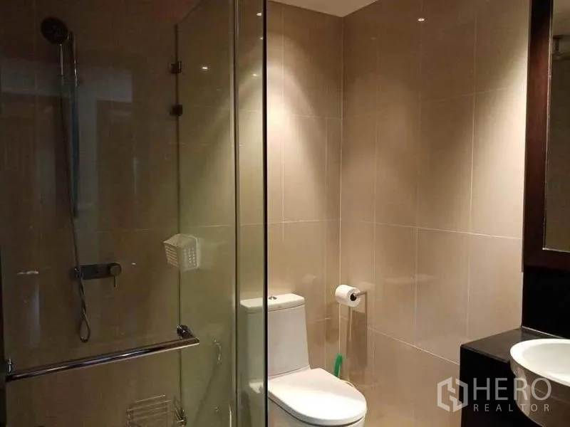 公寓 出租在Sathon, Bangkok - 现代浴室，玻璃淋浴间、马桶与圆形台盆。
