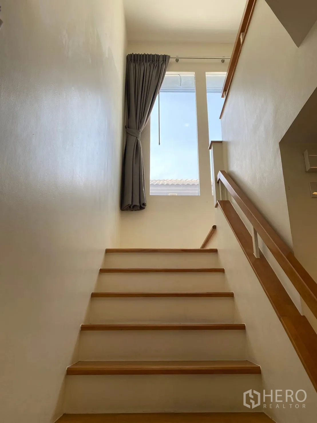 Detached House for rent in Prawet, Bangkok - Staircase with tall window bringing in natural light.