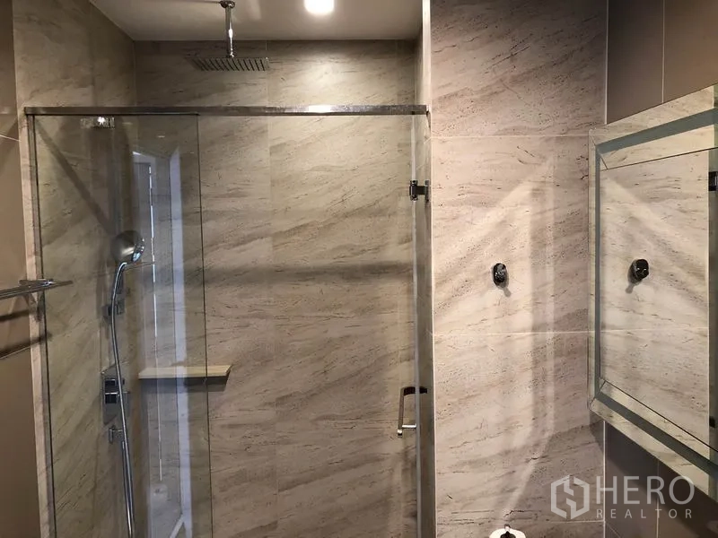 คอนโด ให้เช่าในWatthana, Bangkok - ตู้ shower กระจกแบบ Rainfall พร้อมผนังลายหินและอุปกรณ์โครมเงา