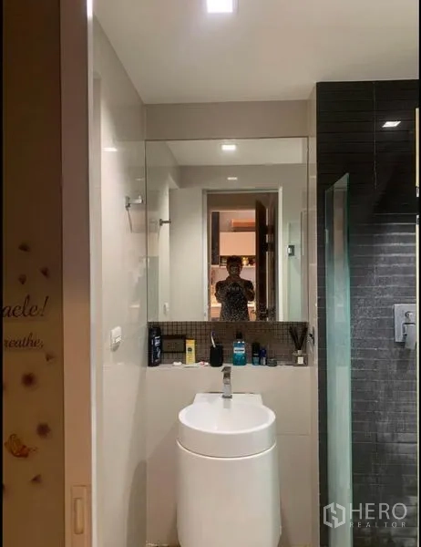 公寓 出售在Phaya Thai, Bangkok - 现代浴室，独立圆柱形洗手台、大镜子与玻璃淋浴间。