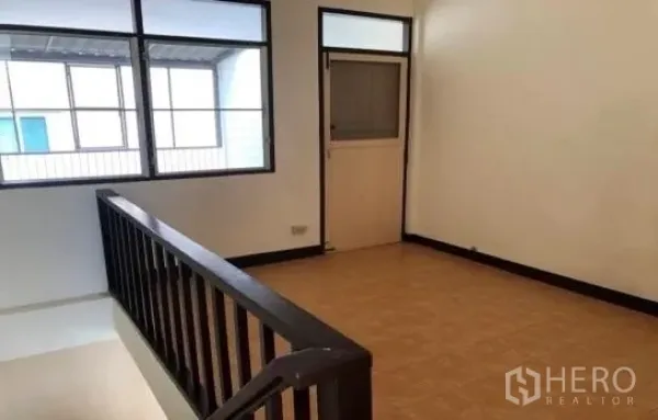 อาคารพาณิชย์ ให้เช่าในYan Nawa, Bangkok - พื้นที่ชั้นลอยโปร่ง มีราวกันตก ผนังหน้าต่าง และประตูทางออก