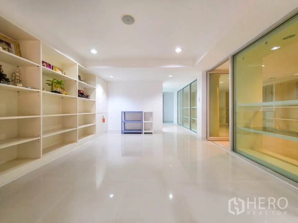 สำนักงาน ให้เช่าในKhlong Toei, Bangkok - พื้นที่ออฟฟิศแบบเปิดกว้าง มีชั้นวางของติดผนังและผนังกระจกบานใหญ่.