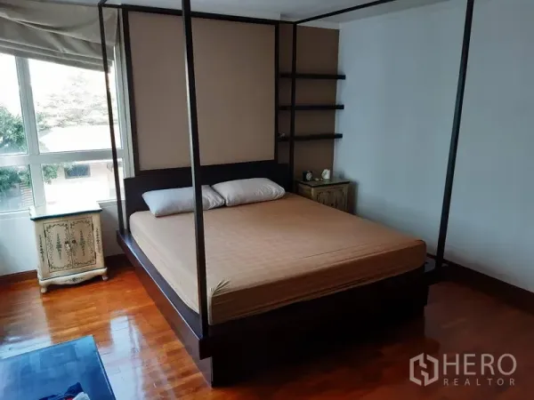 คอนโด ขายในWatthana, Bangkok - ห้องนอนหลักสว่าง เตียงสี่เสา พื้นไม้ และหน้าต่างบานใหญ่
