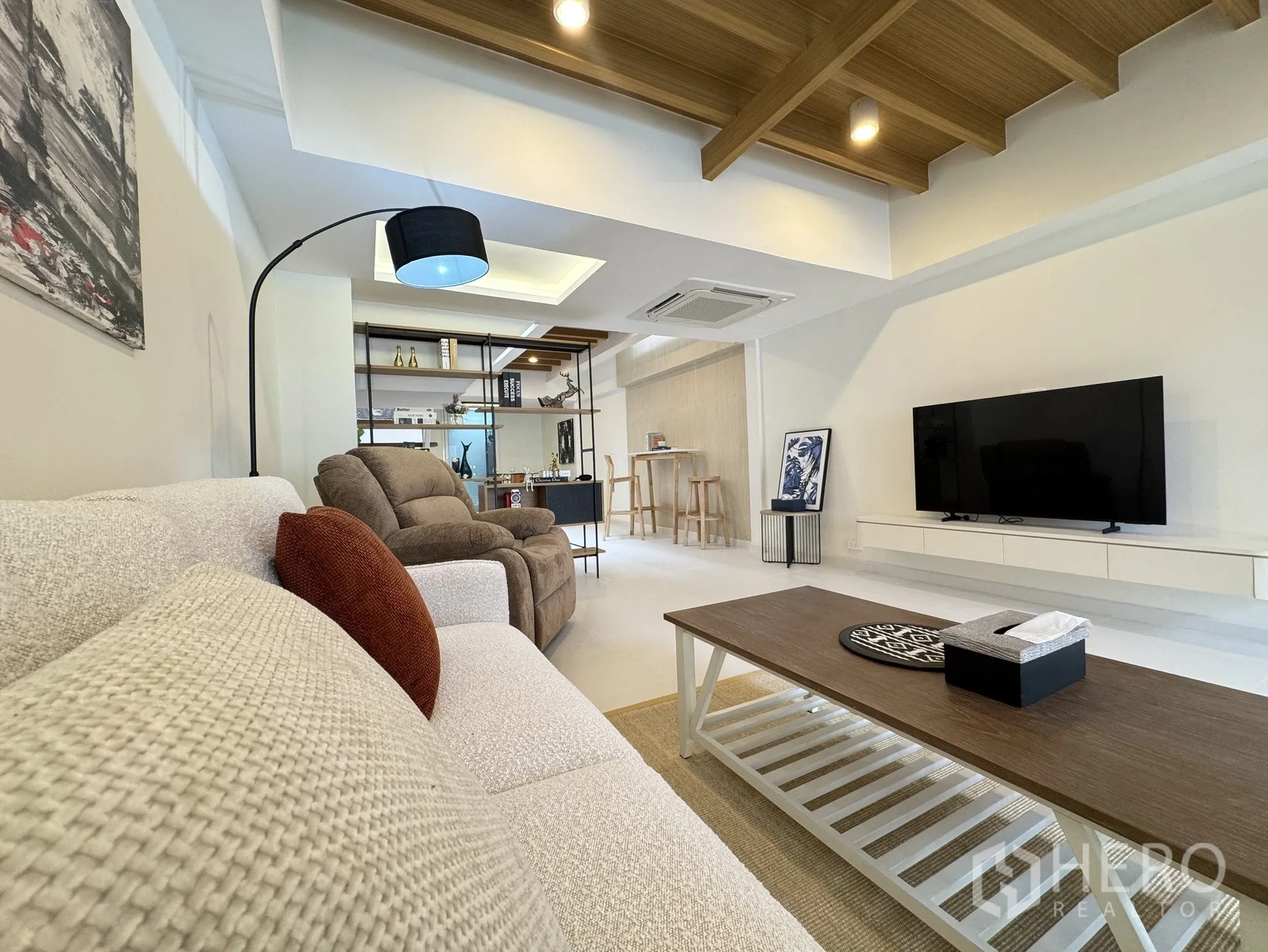 联排别墅 出售 - 客厅近景，茶几、电视柜与沙发组合。